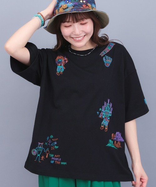 チチカカ(チチカカ)の「カッチーナ刺繍Tシャツ(Tシャツ/カットソー・レディース・マスタード/ブラック/ホワイト・FREE)」の2枚目の写真