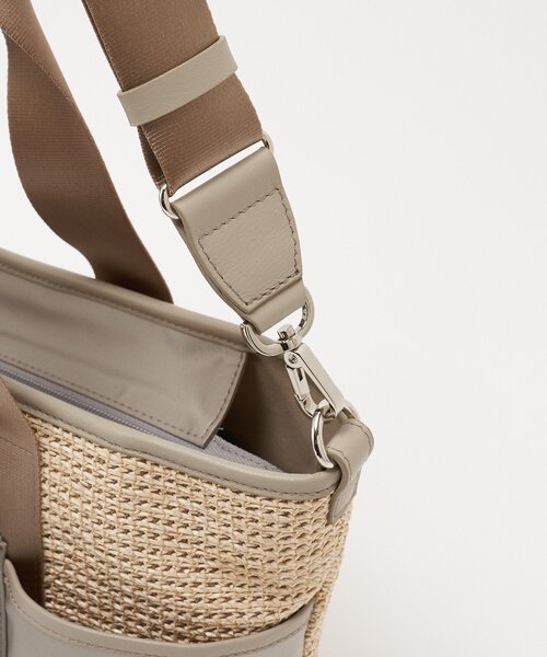 russet(ラシット)の「ナイロンラフィア×クラウズナイロン コンビ2WAYトートバッグ(トートバッグ・レディース・ブラック/アイボリー・FREE)」の9枚目の写真