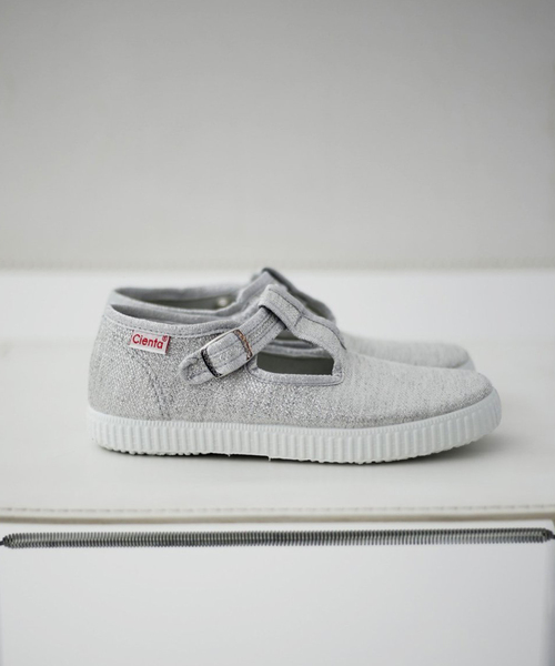 IENA ENFANT（イエナアンファン）の「【Cienta/シエンタ】別注 ラメTストラップスニーカー kids（スニーカー・キッズ・ブラック/シルバー・14/15 /16/17/18/19/20/21）」の2枚目の写真