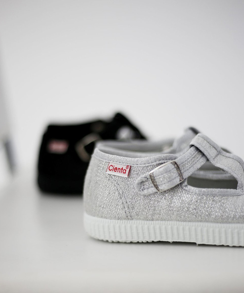 IENA ENFANT（イエナアンファン）の「【Cienta/シエンタ】別注 ラメTストラップスニーカー kids（スニーカー・キッズ・ブラック/シルバー・14/15 /16/17/18/19/20/21）」の14枚目の写真