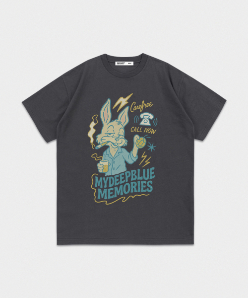 mydeepbluememories(マイディープブルーメモリーズ)の「MIDDLE-AGED RABBIT OVER TEE (CHARCOAL)(Tシャツ/カットソー・レディース・チャコール・1/2)」の1枚目の写真