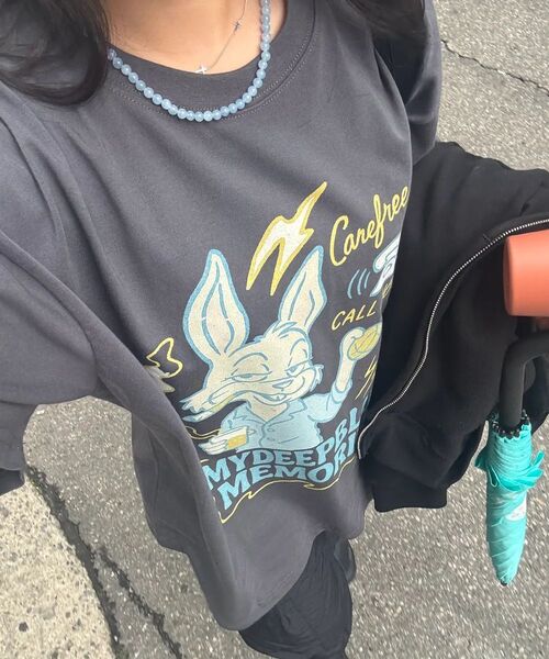 mydeepbluememories(マイディープブルーメモリーズ)の「MIDDLE-AGED RABBIT OVER TEE (CHARCOAL)(Tシャツ/カットソー・レディース・チャコール・1/2)」の2枚目の写真