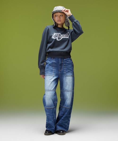 X-girl(エックスガール)の「RHINESTONE AND SPRAY LOGO CREWNECK SWEATSHIRT(スウェット・レディース・チャコール/オリーブ・M/S)」の4枚目の写真