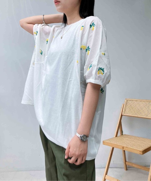 AS KNOW AS plus(アズノゥアズプラス)の「〇切り替え袖刺繍ビッグサイズプルオーバー(Tシャツ/カットソー・レディース・ネイビー/オフホワイト/チャコールグレー・FREE)」の2枚目の写真