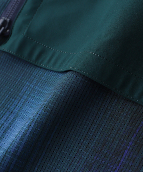 WHITE MOUNTAINEERING(ホワイトマウンテニアリング)の「White Mountaineering OMBRE CHECK MID GUSSET SLEEVE SHIRT(シャツ/ブラウス・メンズ・ネイビー・3/2)」の5枚目の写真
