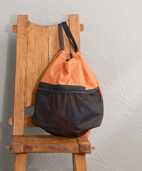 POLeR（ポーラー）の「【WEB限定】[POLeR/ポーラー] KNAPSACK2.0 ナイロンバックパック（バックパック/リュック・レディース・オレンジ/ブラック/グリーン・ONE SIZE）」の3枚目の写真