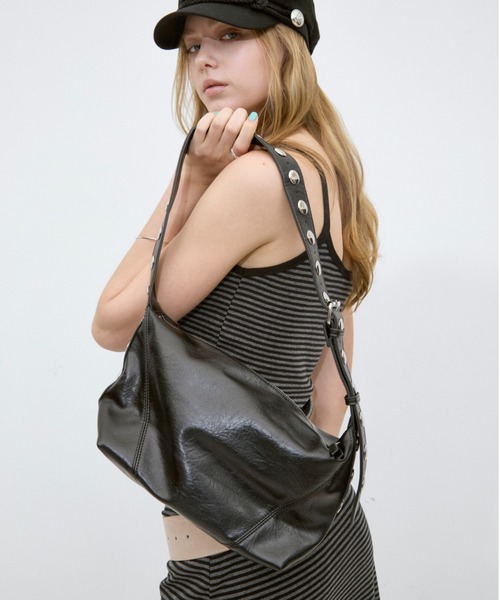 Rohwel（ローウェル）の「Stud Belt Shoulder Bag / スタッズベルトショルダーバッグ（ショルダーバッグ・レディース・ホワイト/ライトブルー/ブラック・FREE）」の3枚目の写真