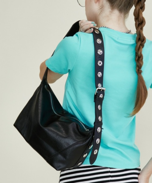 Rohwel（ローウェル）の「Stud Belt Shoulder Bag / スタッズベルトショルダーバッグ（ショルダーバッグ・レディース・ホワイト/ライトブルー/ブラック・FREE）」の4枚目の写真