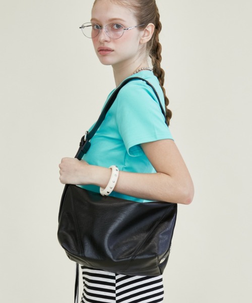 Rohwel（ローウェル）の「Stud Belt Shoulder Bag / スタッズベルトショルダーバッグ（ショルダーバッグ・レディース・ホワイト/ライトブルー/ブラック・FREE）」の7枚目の写真