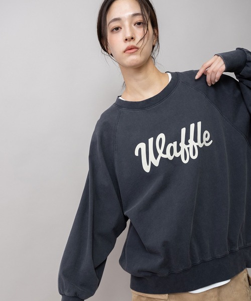 Munich（ミューニック）の「コットンジャージ「waffle」ロゴプリント ドルマンスリーブスウェット（Tシャツ/カットソー・レディース・カーキ/ベージュ/ブラック・FREE）」の2枚目の写真