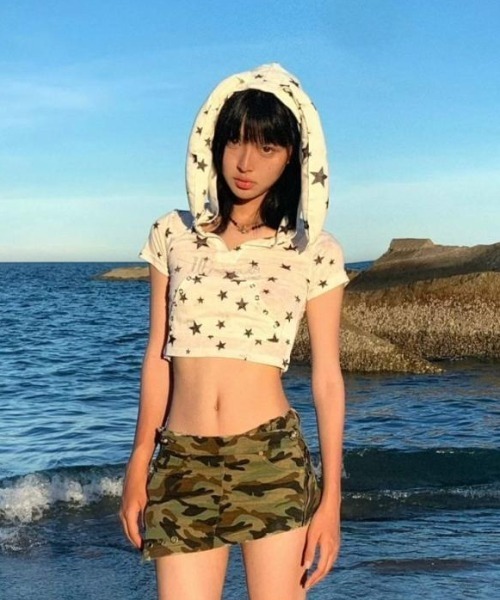 Teem Store（チームストア）の「耳フード付き星柄短丈ジップTシャツ スター柄ピチT（Tシャツ/カットソー・レディース・ホワイト・M/S）」の2枚目の写真