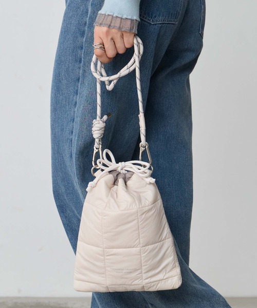 BONLECILL Marche(ボンルシールマルシェ)の「【BONLECILL Marche】《軽量》バイカラーキルトミニ巾着ショルダーバッグ(ショルダーバッグ・レディース・ブラック/ブラウン/アイボリー・FREE)」の4枚目の写真