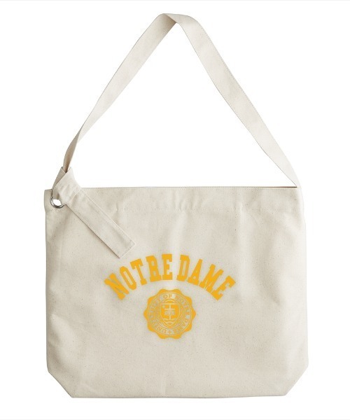 Ol' Basics(オールベーシックス)の「Ol' Basics(オール・ベーシックス) ショルダーバッグ キャンバス NOTREDAME カレッジロゴ プリント 鞄 BAG アメカジ メンズ レディース ユニセックス(ショルダーバッグ・レディース・ナチュラル・FREE)」の1枚目の写真