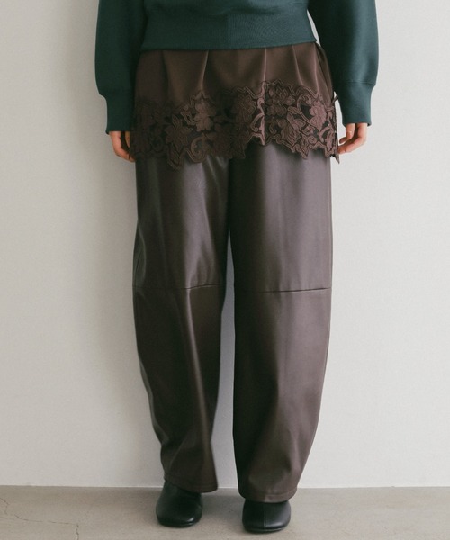 A part by(アパートバイ)の「フェイクレザーコクーンパンツ(その他パンツ・レディース・ブラウン/ブラック・SMALL/MEDIUM)」の2枚目の写真