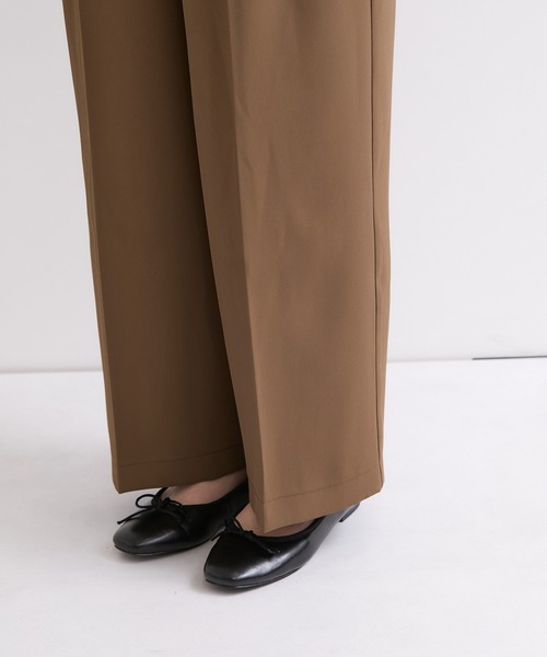 le cercle ADAM ET ROPE'(ルセルクルアダムエロペ)の「センタープレスストレートパンツ(スラックス・レディース・ブラック/ブラウン・S/M)」の15枚目の写真