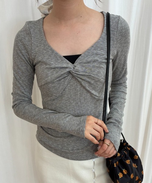 FUULLY STUDIO(フーリィーステューディオ)の「フロントツイストトップス(Tシャツ/カットソー・レディース・ライトグレー/チャコールグレー・FREE)」の2枚目の写真