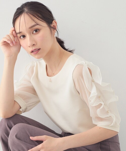 index(インデックス)の「【接触冷感/UVケア】オーガンフリルスリットトップス《洗濯機OK》(Tシャツ/カットソー・レディース・サンドベージュ/ホワイト系9/ネイビー/サックスブルー・36/38/40/42)」の2枚目の写真