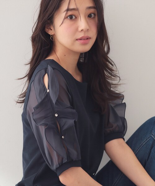 index(インデックス)の「【接触冷感/UVケア】オーガンフリルスリットトップス《洗濯機OK》(Tシャツ/カットソー・レディース・サンドベージュ/ホワイト系9/ネイビー/サックスブルー・36/38/40/42)」の3枚目の写真