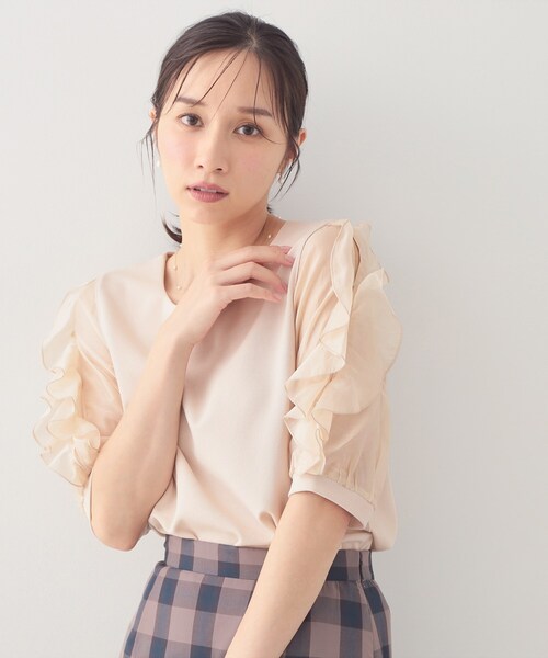 index(インデックス)の「【接触冷感/UVケア】オーガンフリルスリットトップス《洗濯機OK》(Tシャツ/カットソー・レディース・サンドベージュ/ホワイト系9/ネイビー/サックスブルー・36/38/40/42)」の1枚目の写真
