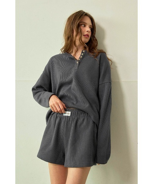 ALEXIA STAM(アリシアスタン)の「Waffle Henley Top /ワッフルヘンリーネックトップス(Tシャツ/カットソー・レディース・ホワイト/チャコールグレー/グレー・FREE)」の2枚目の写真