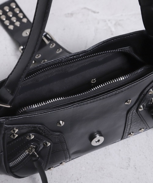 Diable baiser(ディアブルベーゼ)の「スタッズジップデザインショルダーミニバッグ(ショルダーバッグ・レディース・ブラック・FREE)」の17枚目の写真