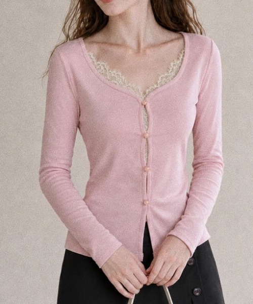 AMAJI(アマジ)の「Vネック レース切替 フェイクレイヤード長袖Tシャツ(Tシャツ/カットソー・レディース・ベージュ/ライトピンク・SMALL/MEDIUM/LARGE/X-LARGE)」の2枚目の写真