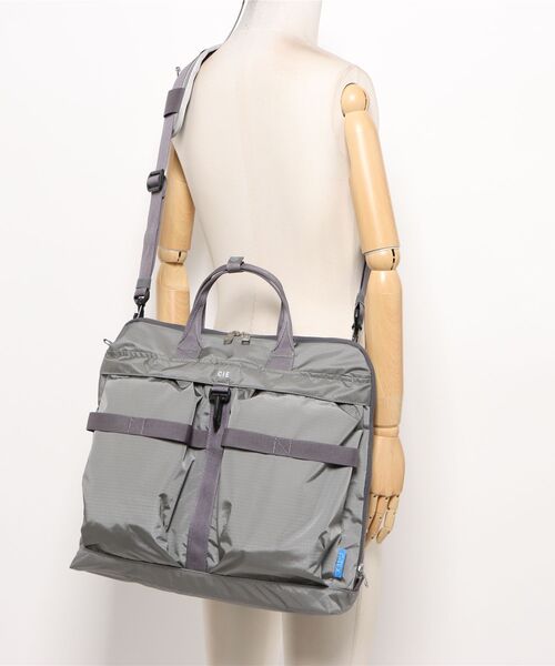 CIE(シー)の「【CIE】GRID-0 HELMET BAG(トートバッグ・メンズ・チャコールグレー/ライトグレー・FREE)」の7枚目の写真