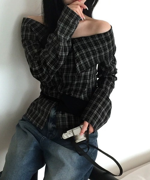 owen(オーウェン)の「オフショルダー チェック柄シャツ(シャツ/ブラウス・レディース・ブラック・FREE)」の14枚目の写真