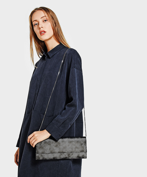 CHARLES & KEITH（チャールズ & キース）の「ベーシックフロントフラップクラッチ / BASIC FRONT FLAP CLUTCH（クラッチバッグ・レディース・ブラック/ブラック系その他・S）」の8枚目の写真