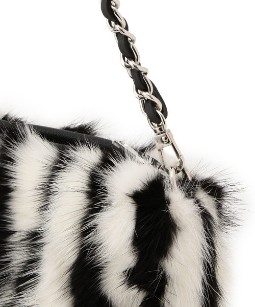 LOVELESS（ラブレス）の「【LOVELESS】モノトーンミンクストライプ2WAYファーショルダーバッグ（ショルダーバッグ・レディース・オフホワイト・FREE）」の8枚目の写真