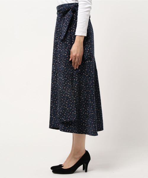 STYLEBLOCK（スタイルブロック）の「コーデュロイ花柄ラップフレアスカート（スカート・レディース・ブラック/ネイビー/バーガンディー・M）」の4枚目の写真