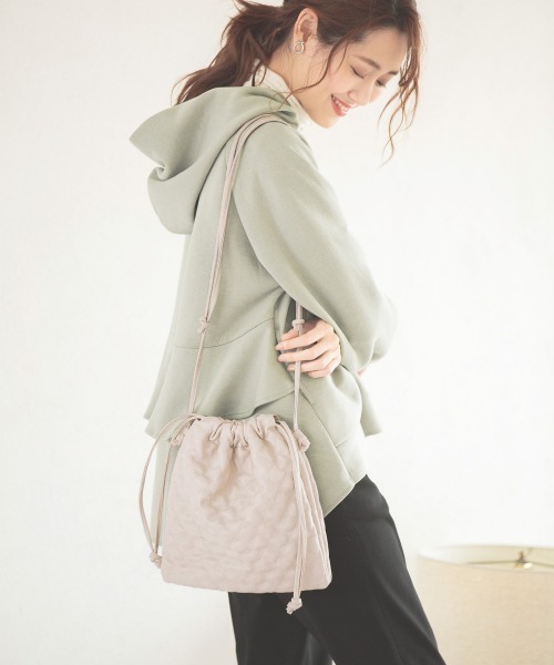 GLOBAL WORK（グローバルワーク）の「キルティング巾着BAG/923485（ショルダーバッグ・レディース・アイボリー/ブラック/ワインレッド・ONE SIZE）」の2枚目の写真