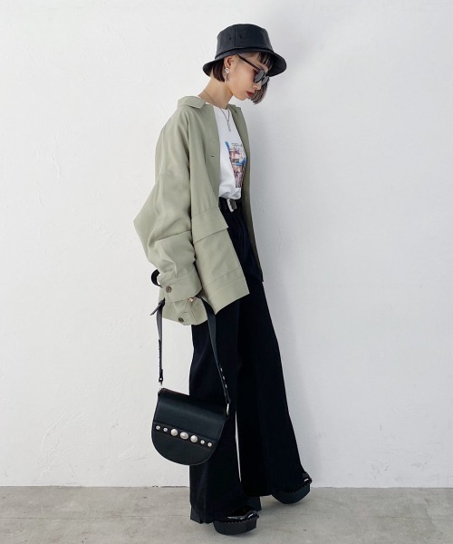 PAGEBOY（ページボーイ）の「フロントスリットジーンズ (フレアデニム)（デニムパンツ・レディース・ブラック/サックスブルー/インディゴブルー/ホワイト系その他/グレイッシュベージュ・24inch/25inch/26inch/27inch）」の19枚目の写真