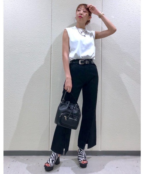 PAGEBOY（ページボーイ）の「フロントスリットジーンズ (フレアデニム)（デニムパンツ・レディース・ブラック/サックスブルー/インディゴブルー/ホワイト系その他/グレイッシュベージュ・24inch/25inch/26inch/27inch）」の14枚目の写真