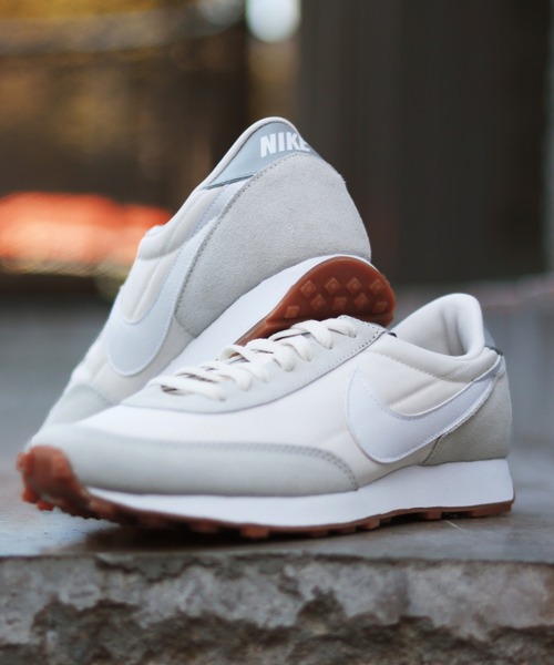 NIKE（ナイキ）の「【NIKE / ナイキ】 ウィメンズデイブレイク（スニーカー・メンズ・ブラック/ベージュ・26cm/26.5cm/27cm/27.5cm/28cm）」の2枚目の写真