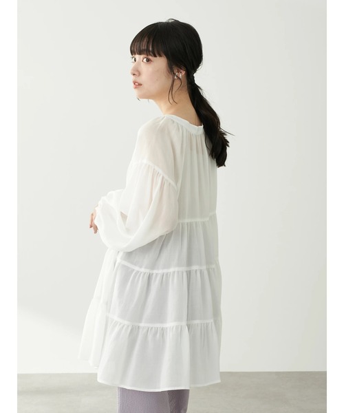 earth music&ecology（アースミュージックアンドエコロジー）の「【WEB限定】ティアードシャツチュニック ＊（シャツ/ブラウス・レディース・ライトブルー/ブラック/オフホワイト/ピンクベージュ・FREE）」の7枚目の写真