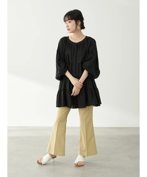 earth music&ecology（アースミュージックアンドエコロジー）の「【WEB限定】ティアードシャツチュニック ＊（シャツ/ブラウス・レディース・ライトブルー/ブラック/オフホワイト/ピンクベージュ・FREE）」の5枚目の写真