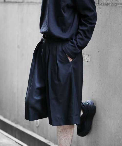 KAZUYUKI KUMAGAI ATTACHMENT(カズユキクマガイアタッチメント)の「SUPER120S PEサージ タックワイド ショーツ(その他パンツ・メンズ・ブラック/オレンジ・3/2/1)」の2枚目の写真