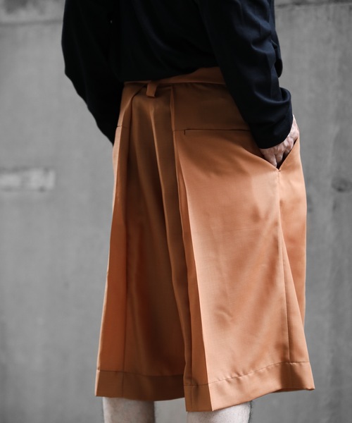 KAZUYUKI KUMAGAI ATTACHMENT(カズユキクマガイアタッチメント)の「SUPER120S PEサージ タックワイド ショーツ(その他パンツ・メンズ・ブラック/オレンジ・3/2/1)」の16枚目の写真