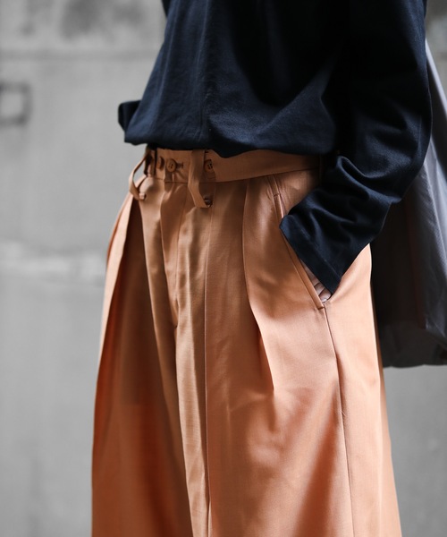 KAZUYUKI KUMAGAI ATTACHMENT(カズユキクマガイアタッチメント)の「SUPER120S PEサージ タックワイド ショーツ(その他パンツ・メンズ・ブラック/オレンジ・3/2/1)」の21枚目の写真