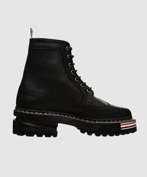 THOM BROWNE（トムブラウン）の「LACE-UP LONGWING BOOT ON RUBBER HIKING SOLE W/ RWB MICRO INSERT IN PEBBLE GRAIN LEATHER（ブーツ・レディース・ブラック・38/37/36）」の2枚目の写真
