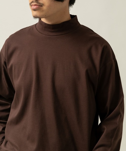 ITEMS URBANRESEARCH(アイテムズ アーバンリサーチ)の「コットンスムース モックネック長袖カットソー(Tシャツ/カットソー・メンズ・ダークブラウン/ブラック/ホワイト・MEDIUM/LARGE)」の1枚目の写真