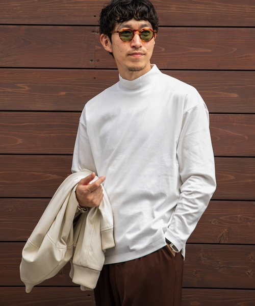 ITEMS URBANRESEARCH(アイテムズ アーバンリサーチ)の「コットンスムース モックネック長袖カットソー(Tシャツ/カットソー・メンズ・ダークブラウン/ブラック/ホワイト・MEDIUM/LARGE)」の2枚目の写真