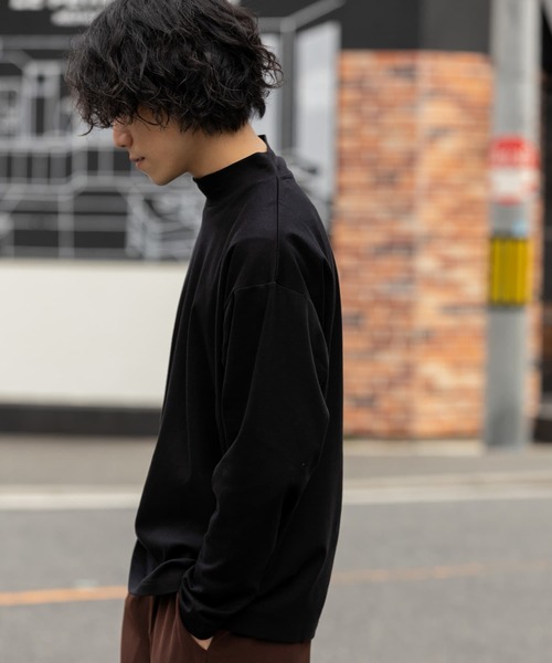 ITEMS URBANRESEARCH(アイテムズ アーバンリサーチ)の「コットンスムース モックネック長袖カットソー(Tシャツ/カットソー・メンズ・ダークブラウン/ブラック/ホワイト・MEDIUM/LARGE)」の3枚目の写真