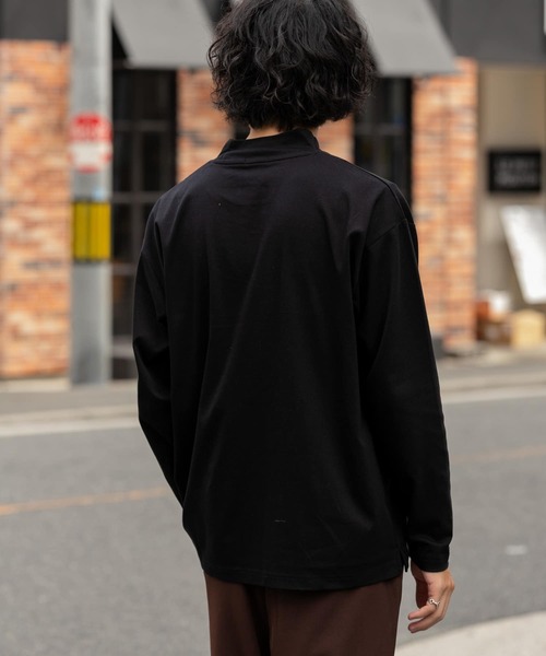 ITEMS URBANRESEARCH(アイテムズ アーバンリサーチ)の「コットンスムース モックネック長袖カットソー(Tシャツ/カットソー・メンズ・ダークブラウン/ブラック/ホワイト・MEDIUM/LARGE)」の9枚目の写真