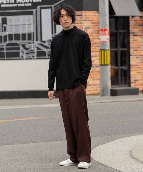 ITEMS URBANRESEARCH(アイテムズ アーバンリサーチ)の「コットンスムース モックネック長袖カットソー(Tシャツ/カットソー・メンズ・ダークブラウン/ブラック/ホワイト・MEDIUM/LARGE)」の7枚目の写真