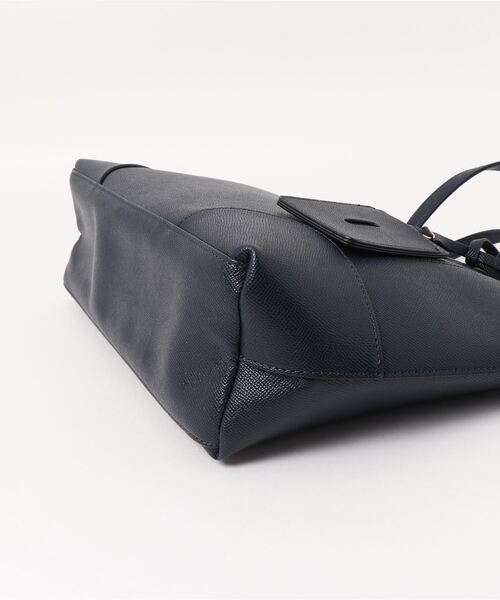 m.f.editorial（エムエフエディトリアル）の「サフィアーノ型押し トートバッグ A4対応（トートバッグ・レディース・ネイビー/グレー・FREE）」の3枚目の写真