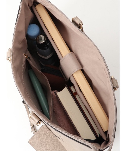 m.f.editorial（エムエフエディトリアル）の「サフィアーノ型押し トートバッグ A4対応（トートバッグ・レディース・ネイビー/グレー・FREE）」の7枚目の写真