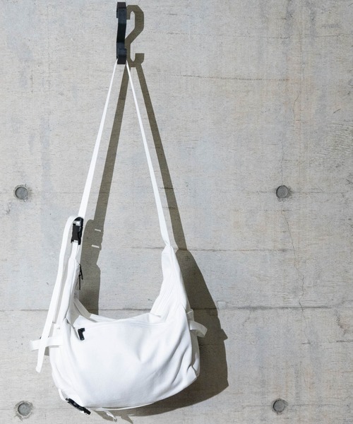 JOHN'S CLOSET（ジョンズクローゼット）の「【40】2WAYショルダーバック（ショルダーバッグ・メンズ・ホワイト/ブラック・ONE SIZE）」の2枚目の写真