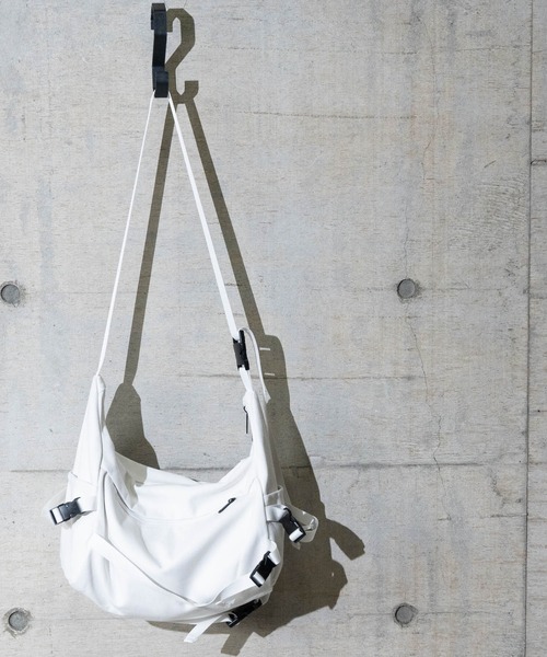 JOHN'S CLOSET（ジョンズクローゼット）の「【40】2WAYショルダーバック（ショルダーバッグ・メンズ・ホワイト/ブラック・ONE SIZE）」の3枚目の写真